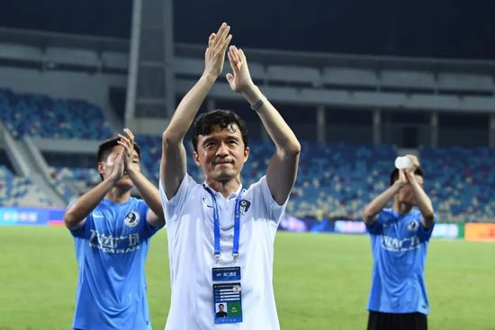 实际上，那不勒斯与奥斯梅恩的最新续约协议跟夏天的有所不同，因为这次续约不会是长期合同，更像是一份过渡的合同，合同中可能会有一条价值超过1亿欧的解约金条款，并且那不勒斯会许诺让奥斯梅恩在明年夏天转会到更大的俱乐部。